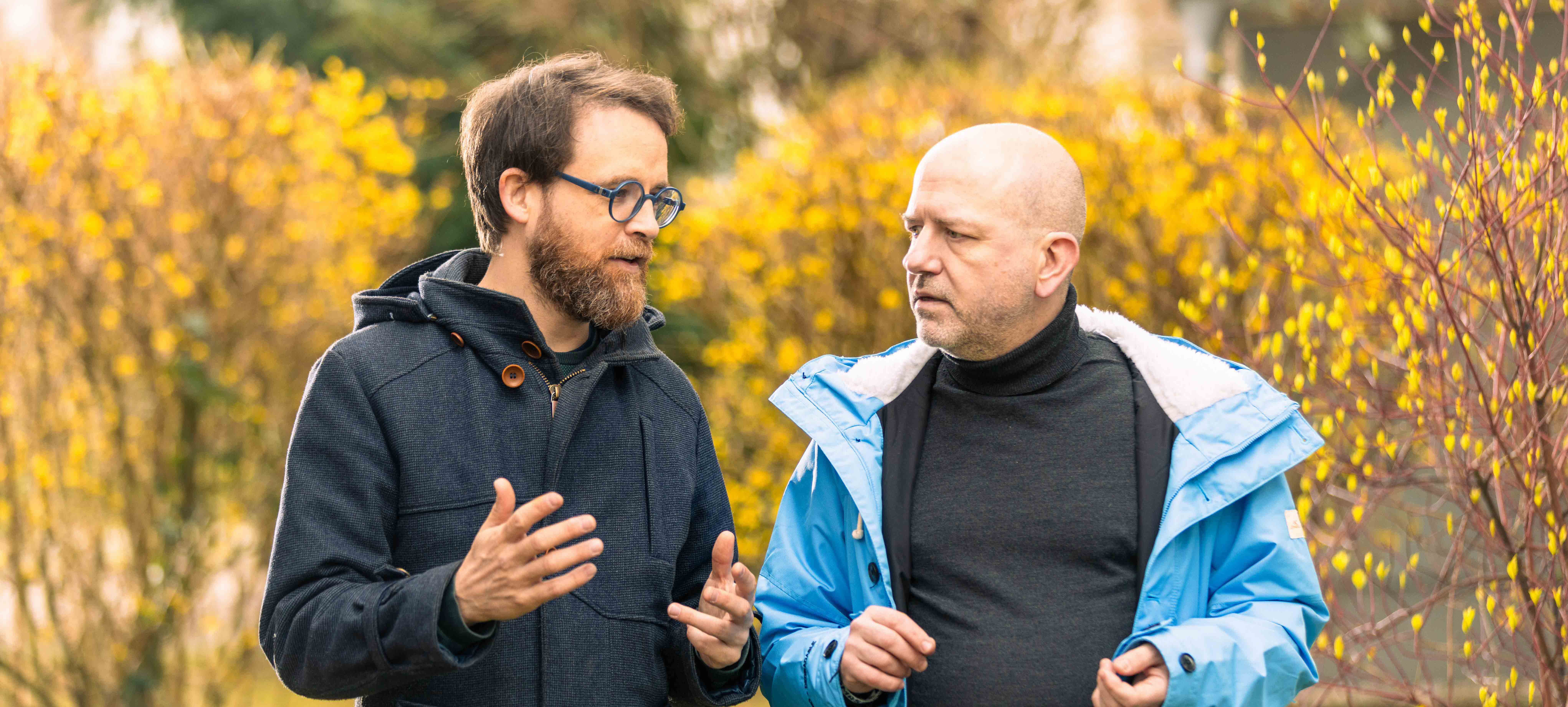 Michael Timmermann mit Führungskraft bei Spaziergang in der Natur